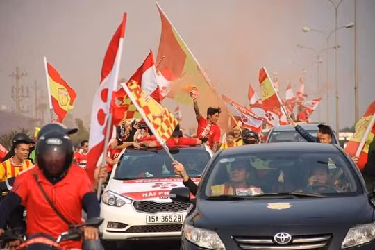 Khản giả Hải Phòng, Nam Định luôn có các hoạt động náo nhiệt trước trận đấu. Ảnh HPFC.