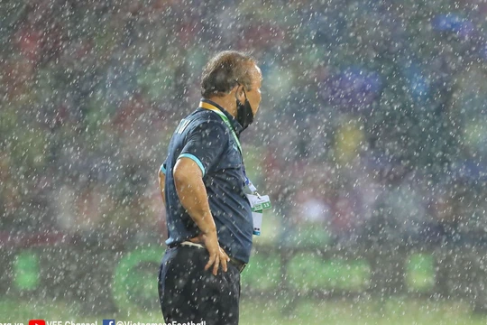 Nỗi lo của thầy Park. Ảnh BTC