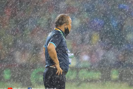 Nỗi lo của thầy Park. Ảnh BTC