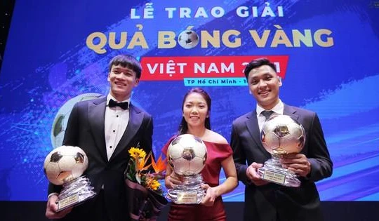 Chủ nhân Quả bóng vàng Việt Nam 2021: Hoàng Đức, Huỳnh Như và Văn Ý. Ảnh màn hình.