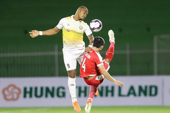 Thiếu quân, không có HLV Đức Thắng khiến chủ nhà Bình Định thua trận. Ảnh VPF.