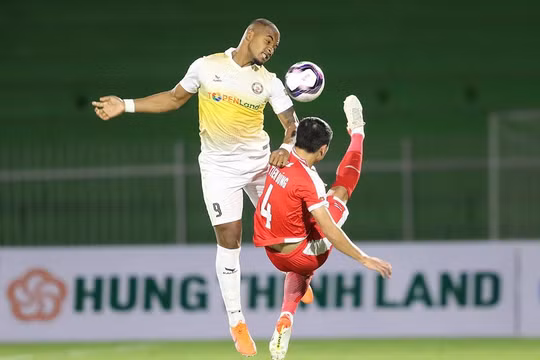 Thiếu quân, không có HLV Đức Thắng khiến chủ nhà Bình Định thua trận. Ảnh VPF.