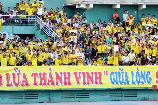 Khi con tim khán giả SLNA vui trở lại. Ảnh TT