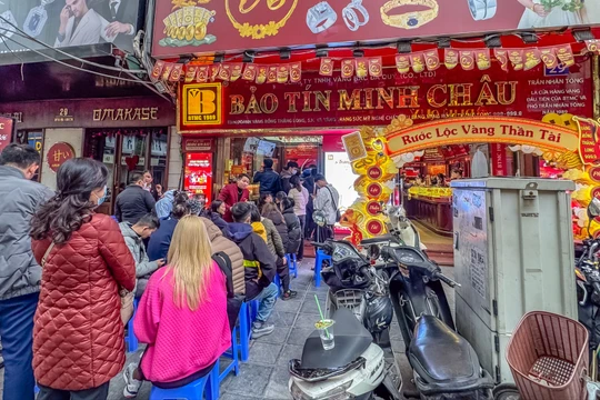 Giá vàng tăng cao nhưng người dân vẫn xếp hàng dài mua vàng. Ảnh minh họa.