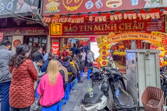 Giá vàng tăng cao nhưng người dân vẫn xếp hàng dài mua vàng. Ảnh minh họa.