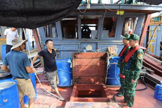 Cán bộ, chiến sĩ Bộ đội Biên phòng thông báo, hướng dẫn tàu thuyền, ngư dân tránh trú bão. (Ảnh: CTTĐT Quảng Ninh)