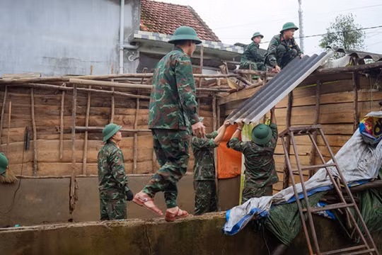 Bộ đội sửa nhà cho người dân vùng lũ ở Huế.