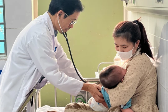 Trẻ dưới 12 tháng tuổi, phụ nữ có thai mắc sởi có nguy cơ biến chứng nặng