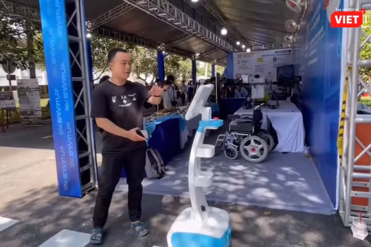 Sinh viên Việt Nam chế tạo Robot điểm danh, dẫn đường