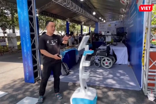 Sinh viên Việt Nam chế tạo Robot điểm danh, dẫn đường