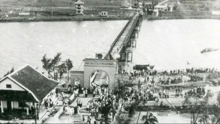 Lễ thượng cờ bên bờ Hiền Lương trong ngày hội thống nhất non sông. Ảnh Nguyễn Lê