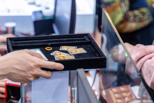 Giá vàng trong nước và thế giới giảm sâu