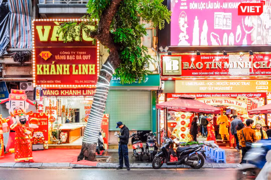 Hình ảnh trái ngược trên "phố vàng" ngày vía Thần Tài 2025