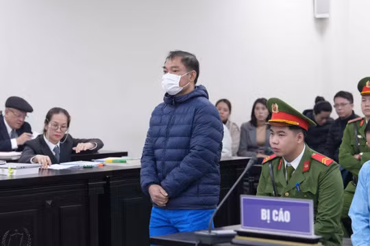 Cựu giám đốc khai lý do mang quà kẹp hàng tỷ đồng biếu cựu chủ tịch nhà xuất bản