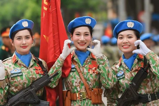 Nữ trung úy diễu binh "gây sốt" với vẻ đẹp rạng ngời: Bố là động lực để thực hiện tốt nhiệm vụ