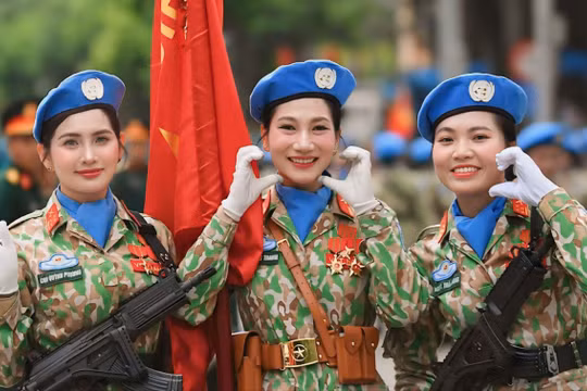 Nữ trung úy diễu binh "gây sốt" với vẻ đẹp rạng ngời: Bố là động lực để thực hiện tốt nhiệm vụ