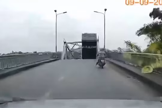 Khoảnh khắc sập cầu Phong Châu, xe tải cắm đầu xuống sông Hồng