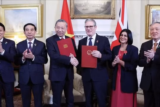 Tổng Bí thư Tô Lâm và Thủ tướng Liên hiệp Vương quốc Anh và Bắc Ireland Keir Starmer trao Tuyên bố chung về nâng cấp quan hệ Việt Nam - Anh lên Đối tác chiến lược toàn diện. Ảnh: Thống Nhất/TTXVN