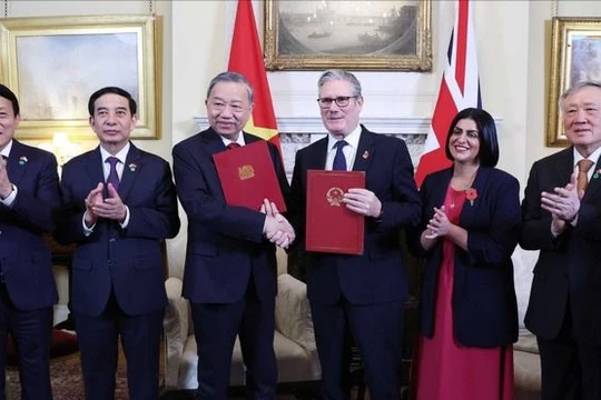 Tổng Bí thư Tô Lâm và Thủ tướng Liên hiệp Vương quốc Anh và Bắc Ireland Keir Starmer trao Tuyên bố chung về nâng cấp quan hệ Việt Nam - Anh lên Đối tác chiến lược toàn diện. Ảnh: Thống Nhất/TTXVN