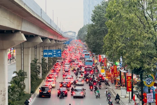 Đường phố Hà Nội “nghẹt thở” ngày làm việc cuối năm, tài xế không vội vàng