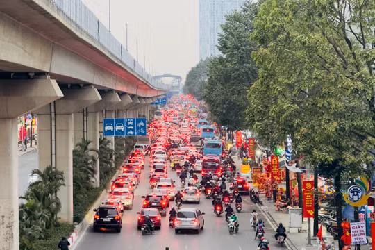 Đường phố Hà Nội “nghẹt thở” ngày làm việc cuối năm, tài xế không vội vàng