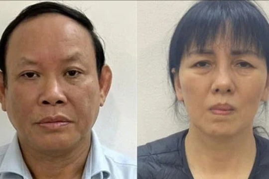 Bị can Nguyễn Đức Thái, cựu Chủ tịch Nhà xuất bản Giáo dục Việt Nam và Nguyễn Thị Thanh Thủy - cựu Trưởng Ban Kế hoạch Marketing Nhà xuất bản Giáo dục. Ảnh: Bộ Công an