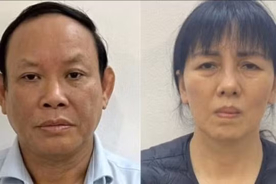 Bị can Nguyễn Đức Thái, cựu Chủ tịch Nhà xuất bản Giáo dục Việt Nam và Nguyễn Thị Thanh Thủy - cựu Trưởng Ban Kế hoạch Marketing Nhà xuất bản Giáo dục. Ảnh: Bộ Công an