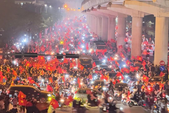 CĐV từ Bắc tới Nam “đi bão” ăn mừng Việt Nam vô địch AFF Cup 2024