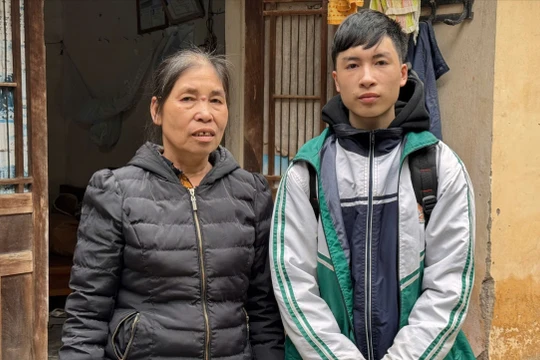 Chuyện xúc động phía sau hình ảnh nam sinh đạp xe đi nhặt ve chai với mẹ giữa đêm đông