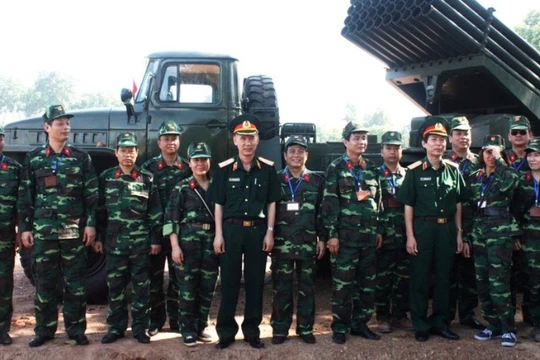 Ông Nguyễn Thanh Ngụ kiểm tra đơn vị pháo phản lực BM-21 Grad. Ảnh: NVCC.