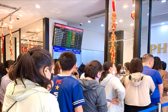 Tiệm vàng bán hàng kiểu 'đá bóng', khách chạy qua chạy lại như con thoi