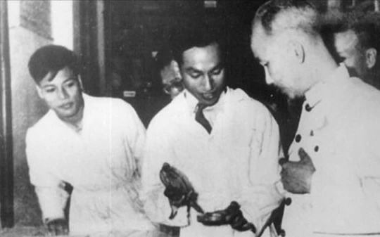 GS Đặng Văn Ngữ (giữa) đang thuyết trình với Bác Hồ nhân dịp Bác thăm Trường Y - Dược và Khoa Ký sinh trùng. Ảnh Tư liệu/SKĐS