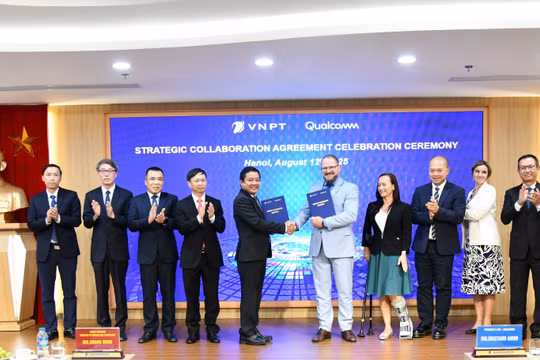 Ông Huỳnh Quang Liêm, Tổng Giám đốc VNPT và ông Cristiano Amon, Chủ tịch kiêm Tổng giám đốc Qualcomm thực hiện nghi lễ trao Thỏa thuận hợp tác chiến lược giữa hai Tập đoàn.