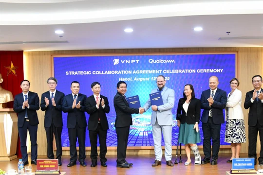 Ông Huỳnh Quang Liêm, Tổng Giám đốc VNPT và ông Cristiano Amon, Chủ tịch kiêm Tổng giám đốc Qualcomm thực hiện nghi lễ trao Thỏa thuận hợp tác chiến lược giữa hai Tập đoàn.