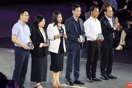 Đại diện các doanh nghiệp nhận giải Innovative Choice Awards