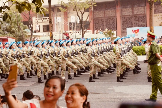 Rộn ràng phố phường, người dân hò reo chào đón các đoàn diễu binh