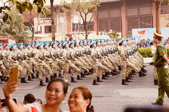 Rộn ràng phố phường, người dân hò reo chào đón các đoàn diễu binh