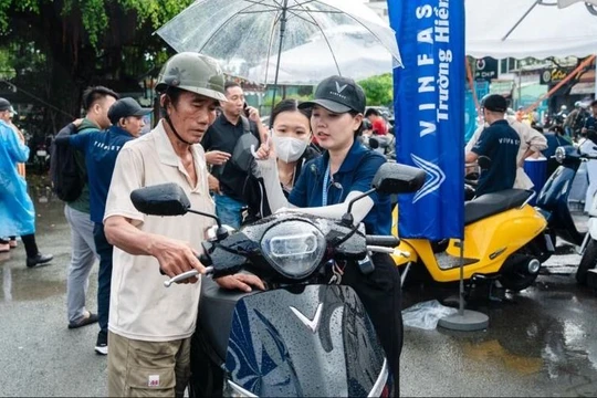 Người dân TP.HCM hào hứng “đổi xăng lấy điện”: Chuyển đổi để bầu không khí xanh, sạch hơn