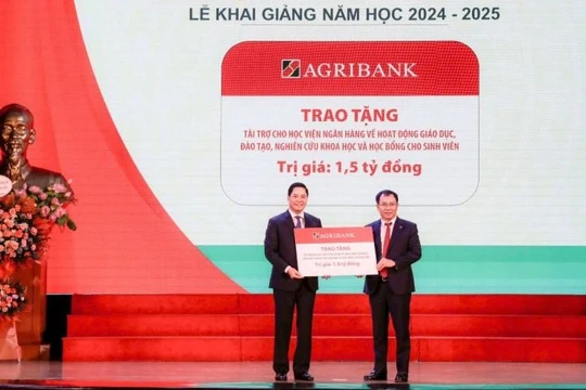 Agribank đồng hành cùng HV Ngân hàng trong giáo dục đào tạo, trao tặng học bổng cho sinh viên