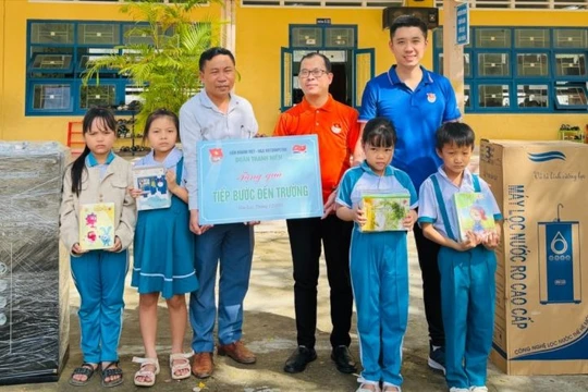 Tuổi trẻ Vietsovpetro hướng về vùng lũ Gia Lai với chương trình “Tiếp bước đến trường”