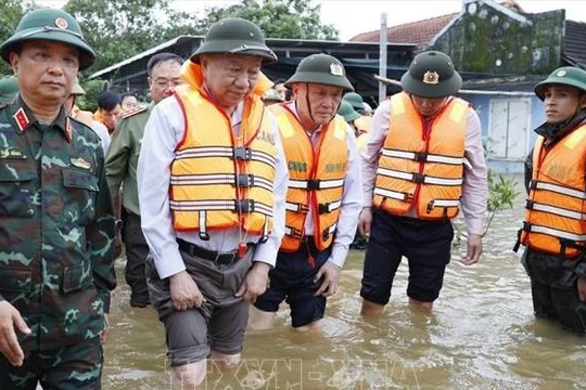Tổng bí thư tới thăm, tặng quà, động viên người dân TP Huế vượt qua mưa lũ lịch sử