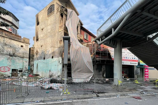 Hiện trường quán cà phê nơi xảy ra vụ cháy làm 11 người tử vong đêm 18/12 đã được cảnh sát lập rào chắn xung quanh để điều tra.