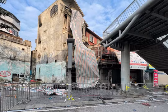 Hiện trường quán cà phê nơi xảy ra vụ cháy làm 11 người tử vong đêm 18/12 đã được cảnh sát lập rào chắn xung quanh để điều tra.