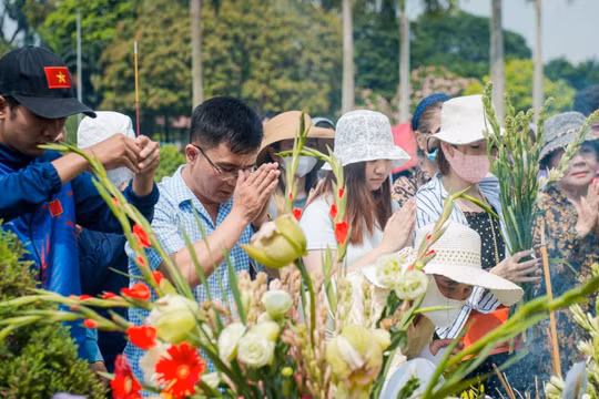 Người dân tưởng nhớ cố Tổng Bí thư Nguyễn Phú Trọng 1 năm ngày mất