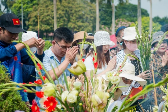 Người dân tưởng nhớ cố Tổng Bí thư Nguyễn Phú Trọng 1 năm ngày mất