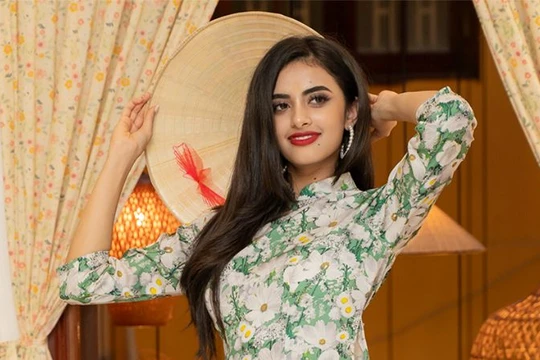 Hoa hậu Hoàn vũ Ấn Độ - Rhea Singha checkin cầu Rồng (Đà Nẵng)