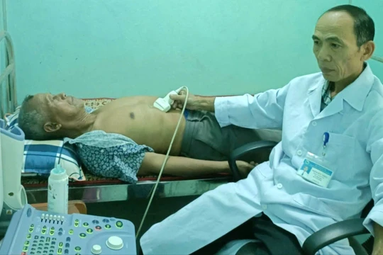 Bác sĩ Trịnh Đức Thiện khám bệnh cho người dân xã A Vao.