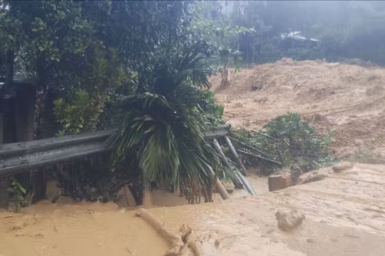 Cơn lũ quét xảy ra tối 27/10 đã cuốn trôi 11 ngôi nhà ở nóc Ông Yên, thôn Trà Giác, xã Trà Tân, TP Đà Nẵng.