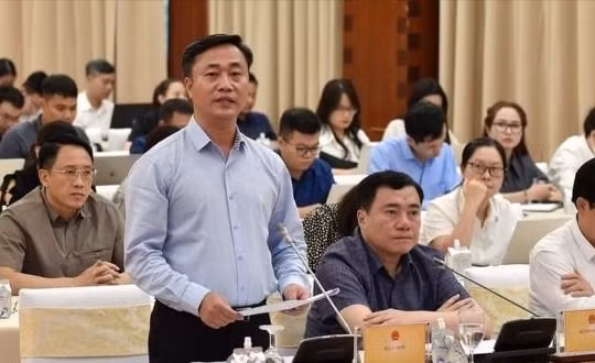 Thứ trưởng Bộ Xây dựng Nguyễn Việt Hùng trả lời về các giải pháp đối với thị trường bất động sản. (Ảnh: VGP)