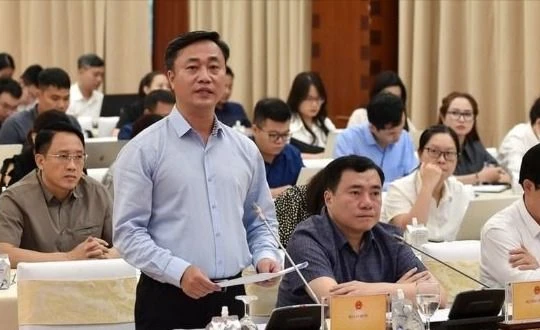 Thứ trưởng Bộ Xây dựng Nguyễn Việt Hùng trả lời về các giải pháp đối với thị trường bất động sản. (Ảnh: VGP)